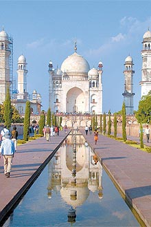 Em Aurangabad, Bibi-ka-Maqbara, o 'mini-Taj Mahal', construdo pelo neto do imperador que mandou erguer o clebre monumento