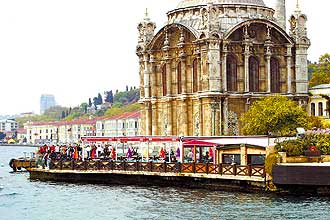 Fachada da Mesquita Ortakoy, uma das vistas no passeio de Ferryboat pelo estreito de Bsforo, que divide a Turquia em duas