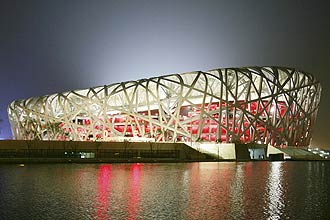 Vista noturna do Estdio Olmpico de Pequim, conhecido como Ninho de Pssaro, que foi palco da cerimnia de abertura dos jogos