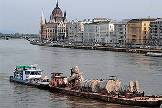 Gigantesca esttua de Lnin  transportada de balsa para o cenrio do filme na cidade de Budapeste, capital da Hungria
