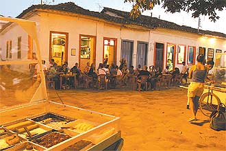 No fim de tarde, carrinho vende doces de tabuleiro ao lado da praa da igreja Matriz; culinria  bastante diversificada em Paraty