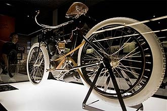 Serial Number One está exposta no museu; modelo construído por volta de 1903 tem pedal e um pequeno motor acoplado ao quadro