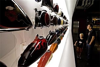 Além de ver diversas peças, como esses tanques de combustível, o visitante pode subir em uma Harley e escutar o som do motor