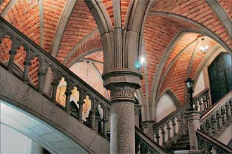 Arcos com tijolos no teto da cripta da catedral da S, que pode ser visitada com o acompanhamento de monitores de quarta a segunda