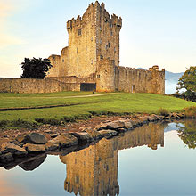 Castelo Ross, nas margens do Lough Lane, em Killarney; local tem fama com turismo