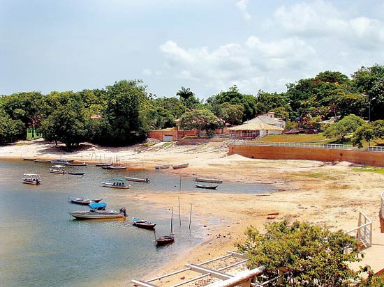 Barcos são vistos de beiral na pracinha de Alter do Chão, pólo turístico mais bem preparado do baixo Tapajós