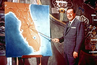 Walt Disney mostra mapa da Flrida ao anunciar planos de construir a Disney World em Orlando