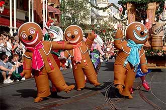 Homens-biscoito desfilam em parada na Main Street, avenida principal do Magic Kingdom, principal parque do complexo Disney