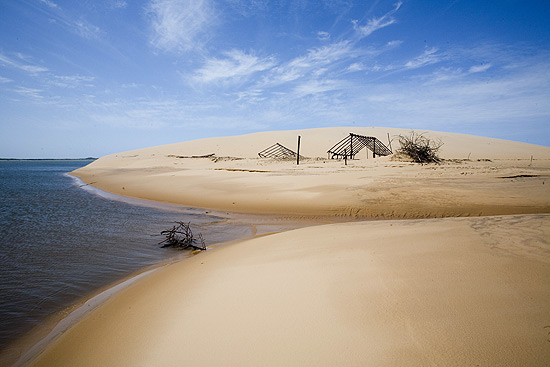 Dunas da Ponta do Caiçara, no delta do Parnaíba, onde pequenas vilas se espalham à beira do rio, no Maranhão