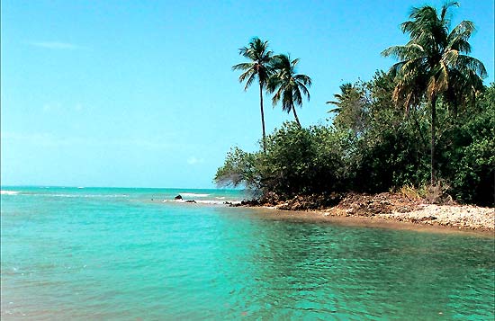 Encontro do rio com o mar na praia de Cueira, que dá acesso à praia de Moreré, na ilha de Boipeba