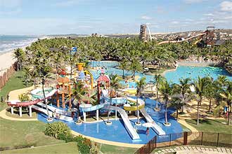 Aqua Park se localiza em Aquiraz, a 16 quilmetros de distncia de Fortaleza, e possui o maior tobogua do mundo (ao fundo)