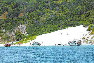 Barcos fazem parada s margens das dunas de uma das diversas praias de Arraial do Cabo, municpio localizado na regio dos lagos