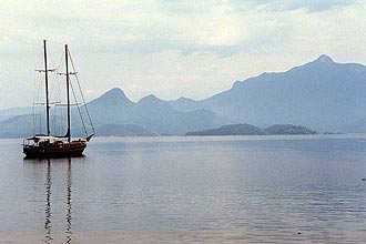 Diversos barcos como o veleiro acima podem ser vistos em passeio pelas ilhas da regio de Angra dos Reis, no Rio de Janeiro