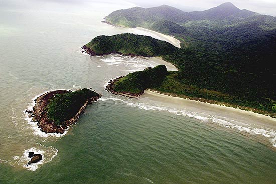 Vista area das praias de Parnapua, Brava e Juquia na reserva da Juria, em Perube (SP)
