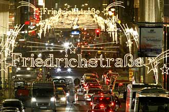 Decorao com luzes de Natal da Friedrichstrasse, rua de comrcio de Berlim; Alemanha abriga dezenas de mercados natalinos