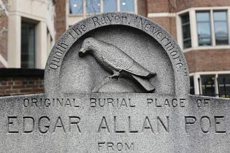 Local do primeiro túmulo de Poe, com um corvo, em Baltimore; bicentenário do nascimento do autor será celebrado nos EUA