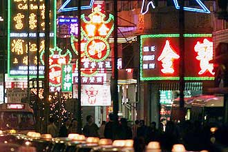 Luzes neon de hotis e estabelecimentos de lazer em rea turstica de Macau, China; regio  considerada capital dos jogos de azar