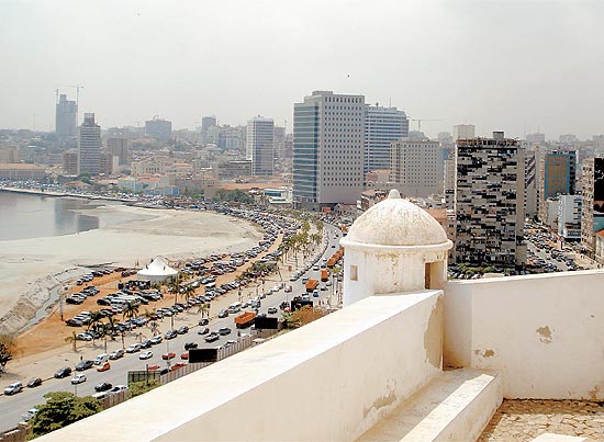 Luanda, capital de Angola,  vista a partir da fortaleza de So Miguel