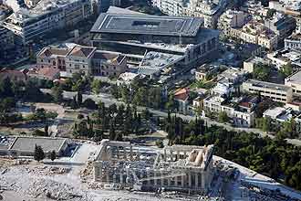 Imagem area mostra o prdio do aguardado museu, instalado nas proximidades das runas do Parthenon, na capital grega Atenas