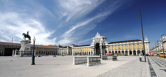 Praça do Comércio, ou Terreiro do Paço, fica na Baixa Pombalina, em Lisboa; veja galeria de imagens da cidade