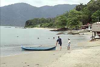 Vila fica na altura do km 7 da rodovia Rio-Santos; estradinha leva visitantes at a praia, localizada em uma espcie de baa