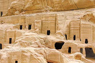 Entradas de cavernas em Petra, stio arqueolgico cuja origem remonta a 9.000 anos e que fica localizado na regio sul do pas