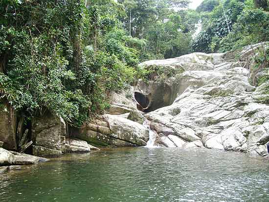 Cachoeira da Pedra Branca, na serra de Paraty, tem trs nveis que formam piscinas naturais; veja imagens