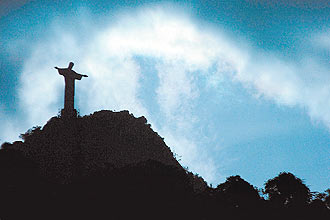 Inaugurada em 1931, a esttua do Cristo Redentor, fica a 710 m de altitude, no cume do morro do Corcovado, no Rio de Janeiro