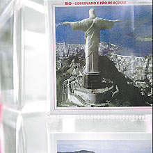 Carto-postal em banca no bairro de Copacabana, no Rio de Janeiro