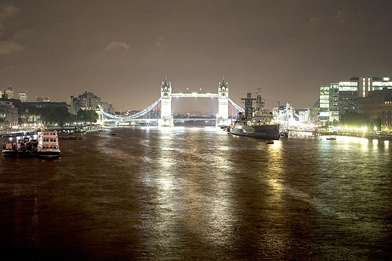 Vista da Tower Bridge, uma das inmeras pontes que atravessam o rio Tmisa em Londres, na Inglaterra