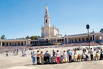 Peregrinos assistem a missa no santurio de Ftima, em Portugal