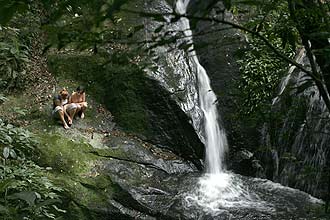 Frequentadores observam cachoeira que faz parte do ncleo Engordador do Parque Estadual da Cantareira, na zona norte de SP