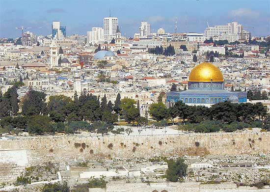 Cidade de Jerusalém (ao fundo, domo da Rocha), que pode ser ponto de partida para ida a Tel Aviv e Nazaré