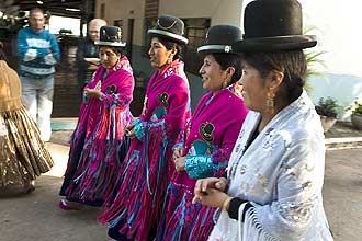 Mulheres comemoram festa boliviana com roupas tpicas; feira no bairro do Pari tambm mostra herana cultural dos andinos