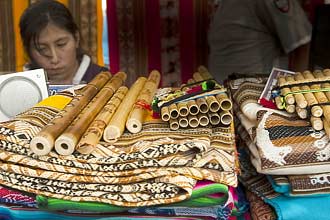 Feirante vende flautas e artigos tradicionais dos Andes, que tem ainda salteas, empanadas, pes tpicos e outras iguarias