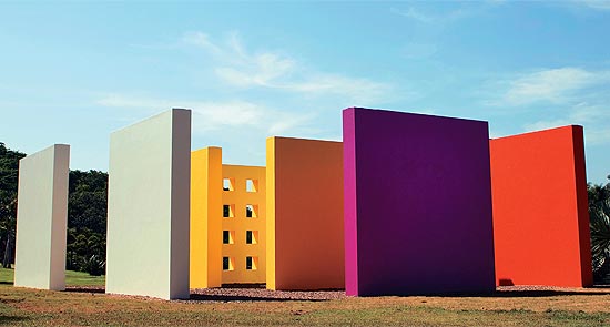 Praa com altas paredes com cores contrastantes foi feita a partir do projeto de Hlio Oiticica "Magig Square # 5"