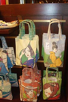 Sacolas com motivos nipônicos estão entre as opções de produtos para comprar