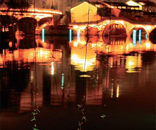 Cidade chinesa enche de luzes o grande canal para se transformar em uma Veneza do Oriente