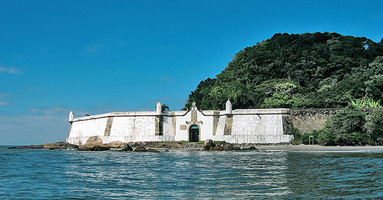 Fortaleza Nossa Senhora dos Prazeres, na Ilha do Mel, que  o principal destino ecoturstico paranaense