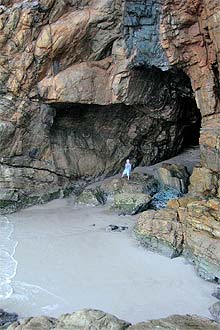 De fcil acesso, a gruta das Encantadas  uma grande fenda aberta nos costes