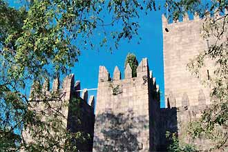 Castelo de Guimares; erguido para proteger a cidade de ataques mouros no sculo 10; oferece uma bela vista de toda a regio