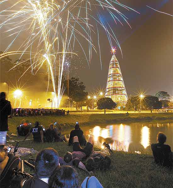 Na zona sul paulistana, parque Ibirapuera exibe sua famosa decoração natalina