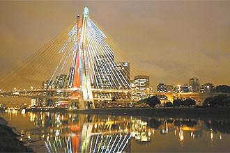 Luz e cor formam uma árvore de Natal que ilumina toda a ponte Octavio Frias de Oliveira, localizada na zona sul da capital paulista
