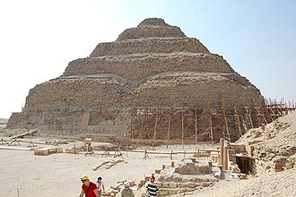 Pirmide escalonada em Saqqara, onde tumbas e pirmides descrevem como era dia a dia no Egito antigo; veja galeria