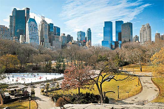 Na face sul do Central Park, rinque de patinação diante de prédios e hotéis de luxo; veja mais imagens de NY