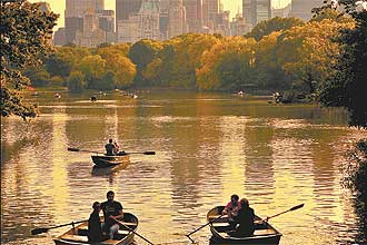 Barcos a remo no lago do Central Park, que é considerado o coração verde da cidade de Nova York; veja mais imagens