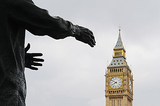 Big Ben, famoso ponto londrino, visto atrás de uma escultura; confira cinco sites com boas dicas para quem vai a Londres 