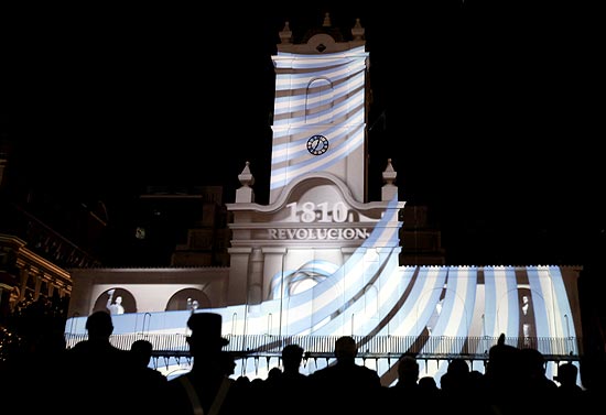 As cores da bandeira argentina são projetadas na fachada da antiga prefeitura de Buenos Aires, durante comemoraçao dos 200 anos da Revolução de Maio, que abriu caminho para a independência do país