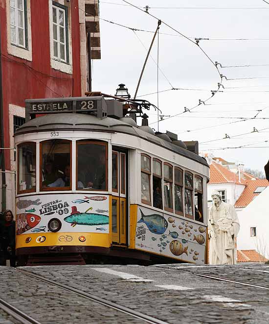 Bonde em rua de Lisboa