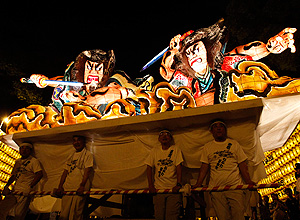 Carro alegrico desfila durante o festival Mitama, em templo japons de Tquio; a festa  uma homenagem aos mortos